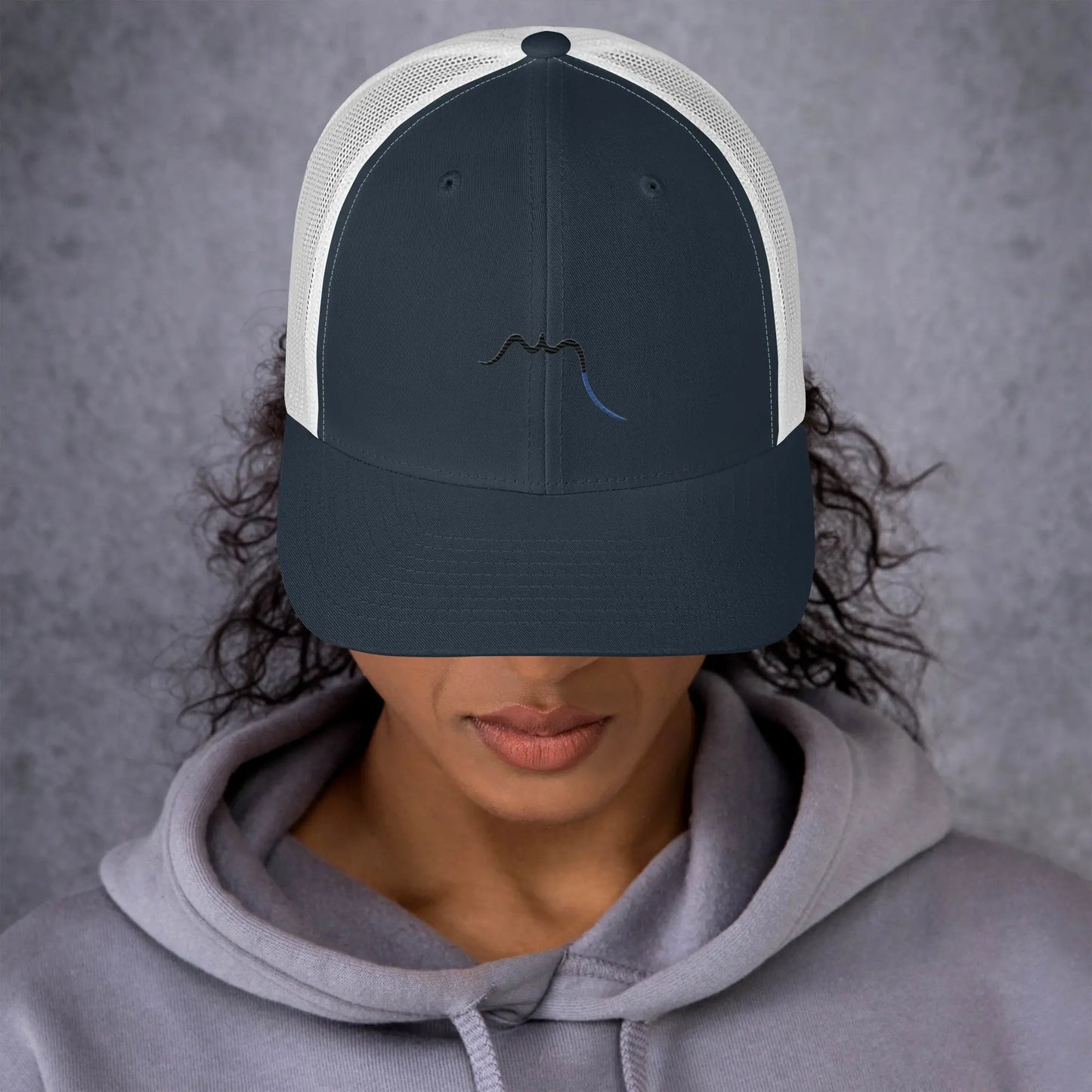 femme portant la casquette de camionneur respirante légère et réglable coloris bleu marine et blanc logo noir