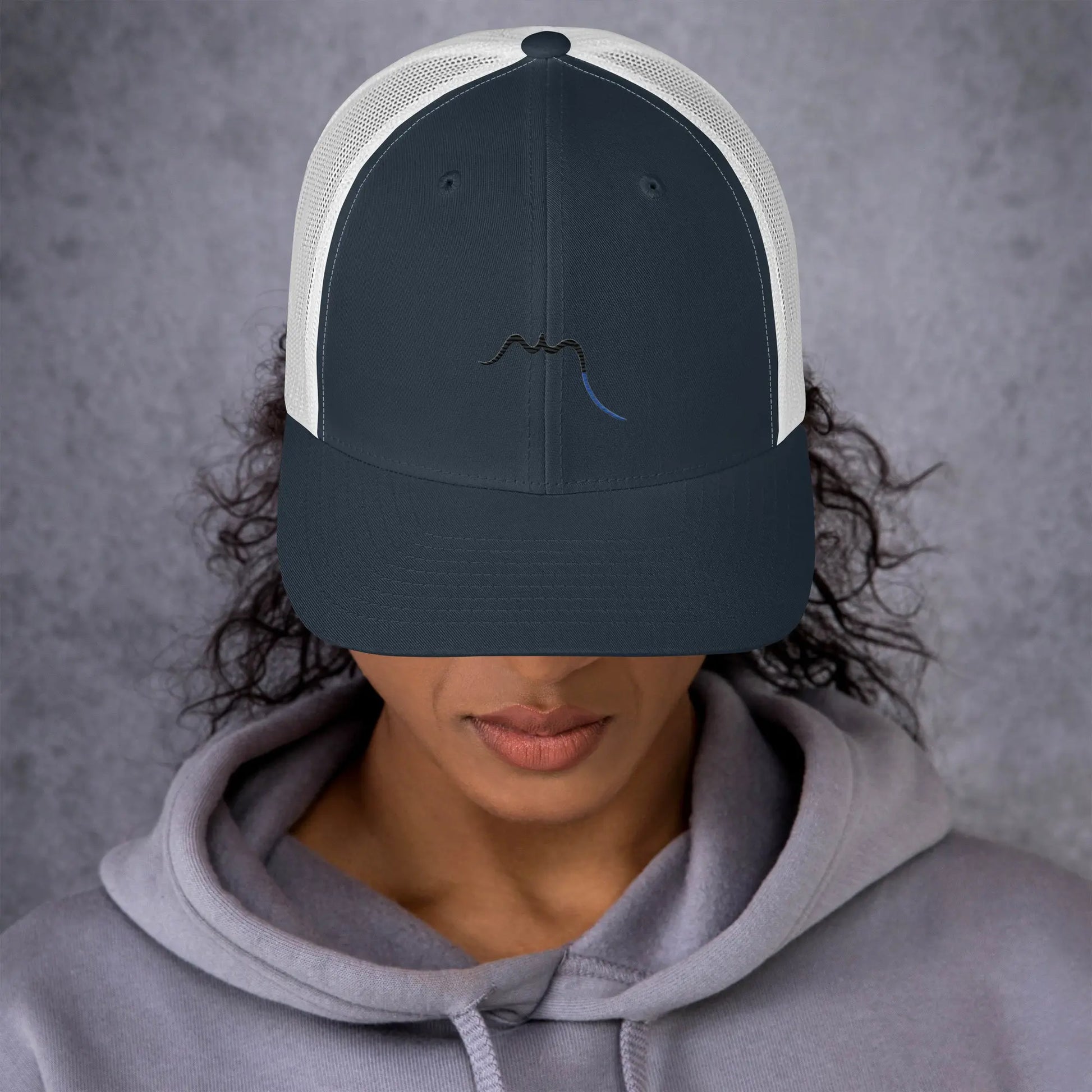 femme portant la casquette de camionneur respirante légère et réglable coloris bleu marine et blanc logo noir