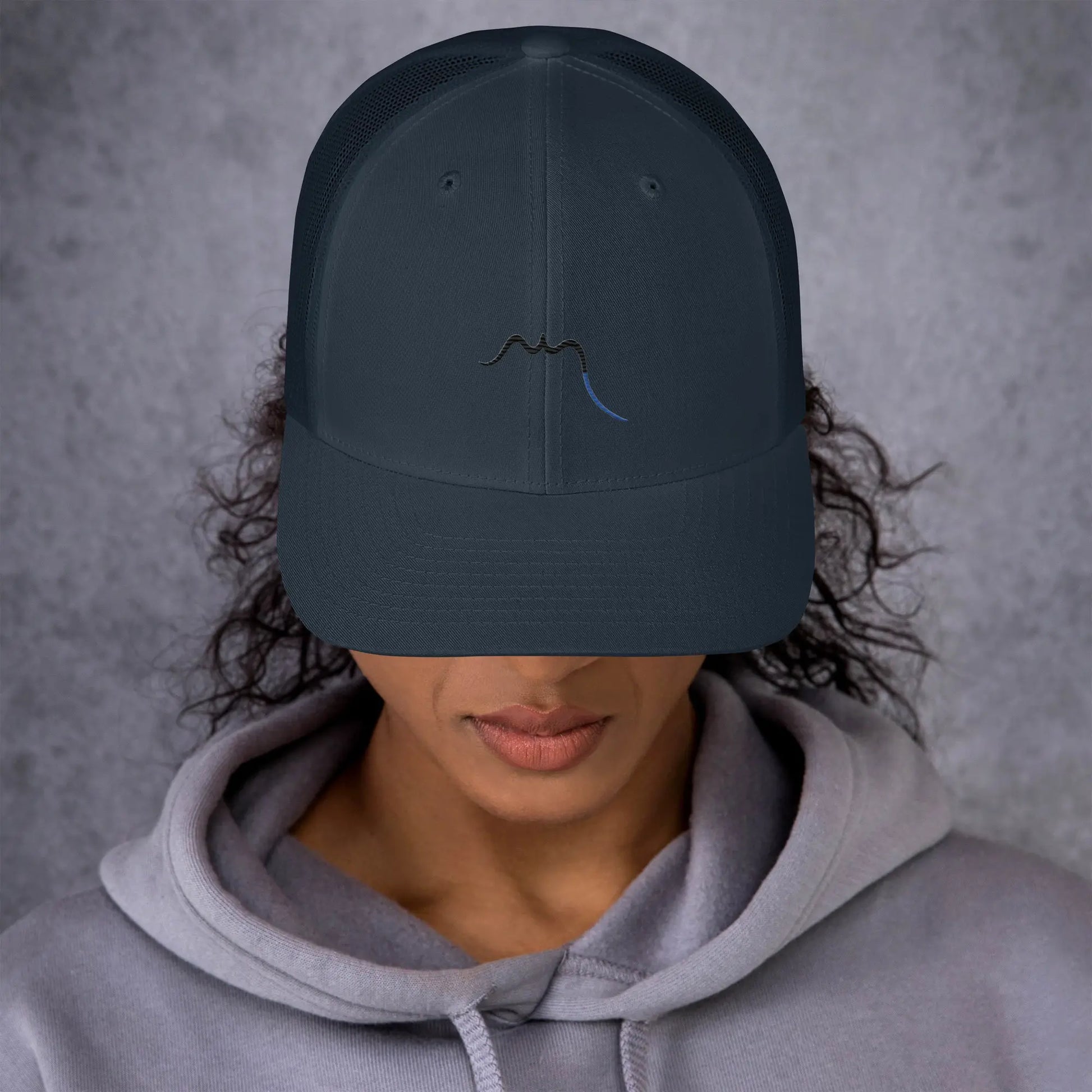 femme portant la casquette de camionneur respirante légère et réglable coloris bleu marine logo noir