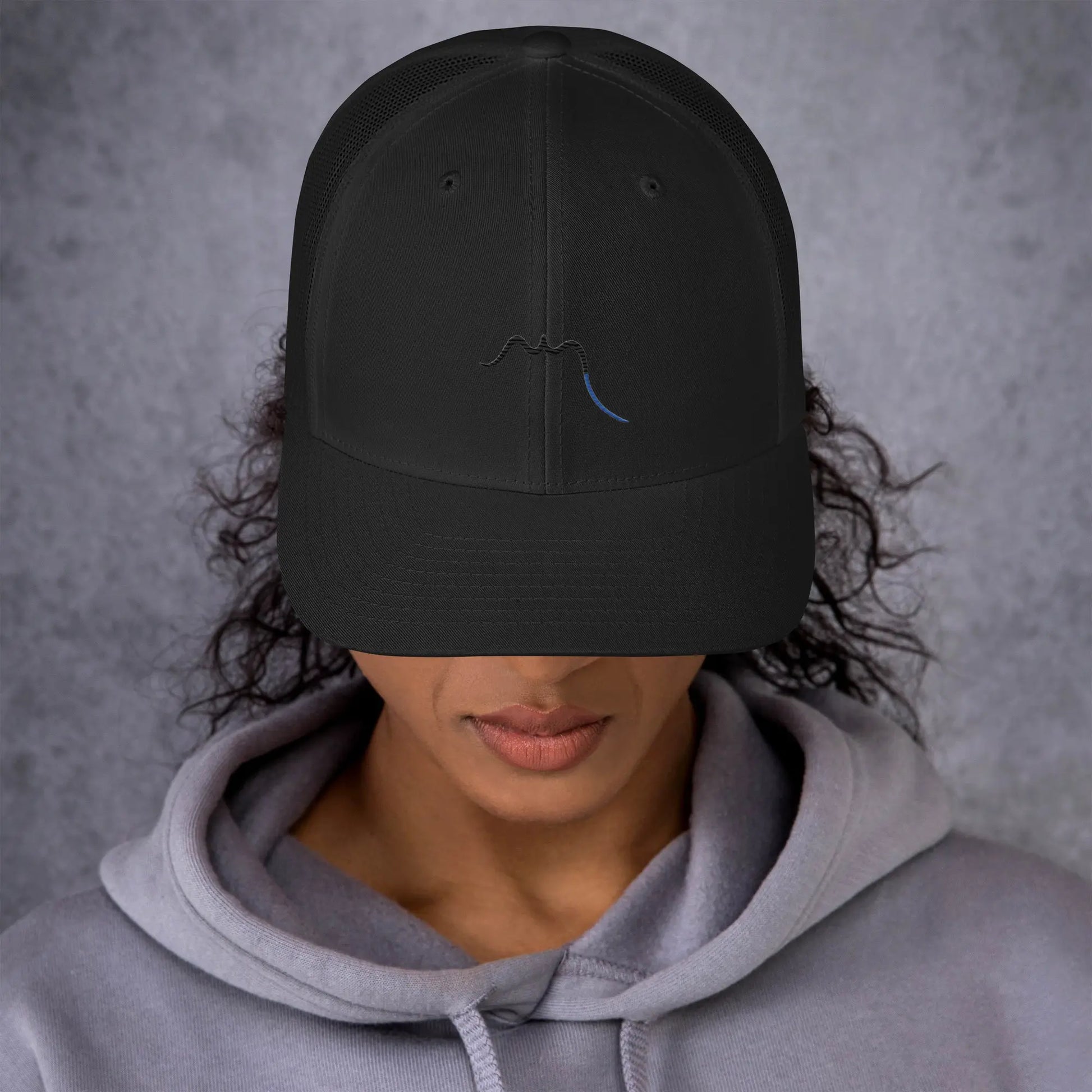femme portant la casquette de camionneur respirante légère et réglable coloris noir logo noir