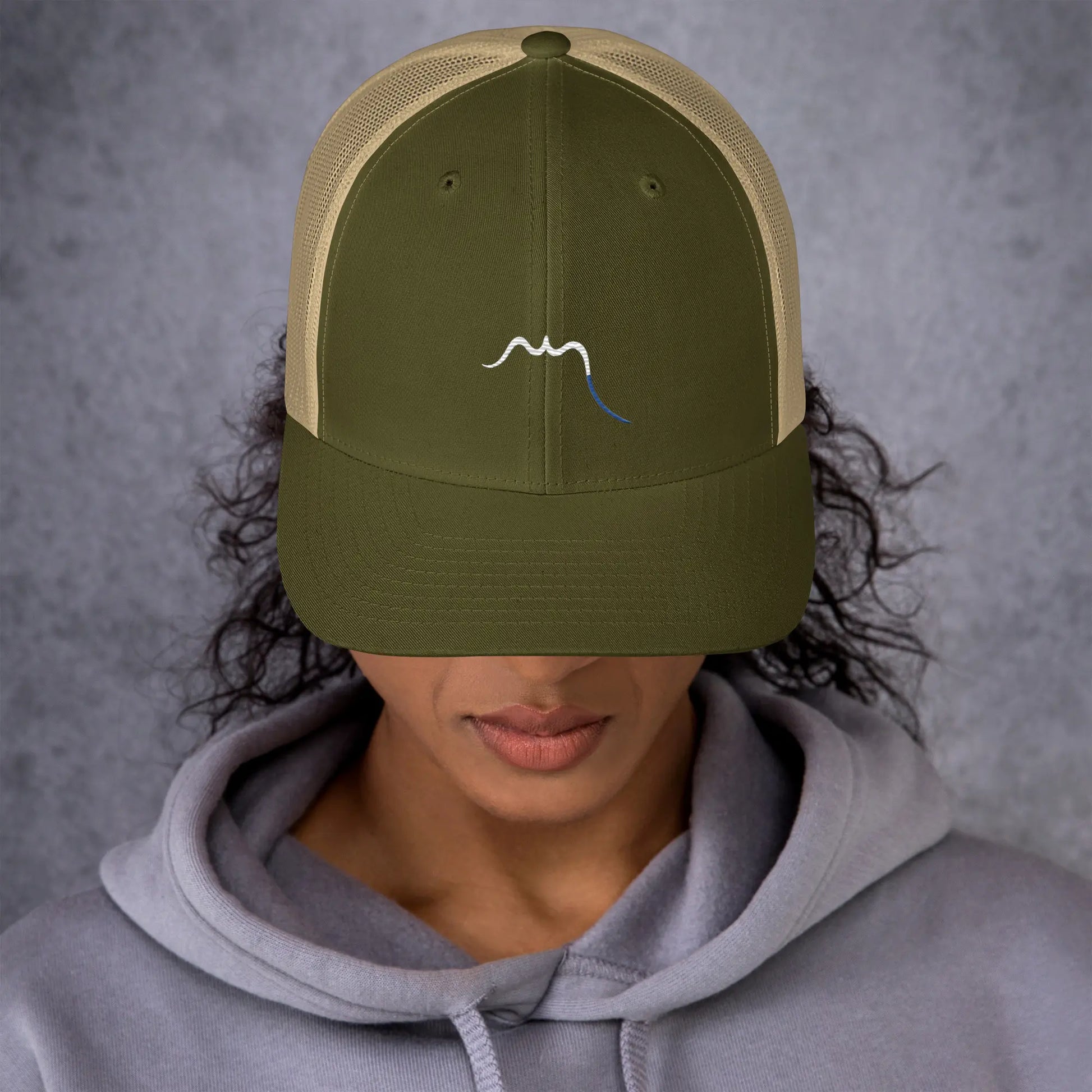 femme portant la casquette de camionneur respirante légère et réglable coloris vert kaki et beige logo blanc
