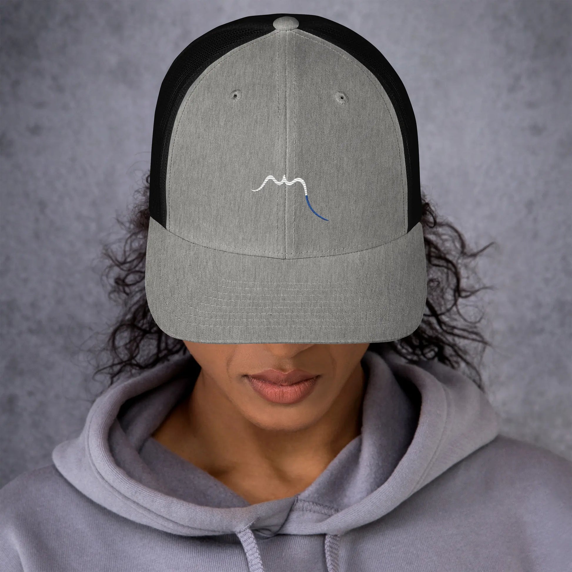 femme portant la casquette de camionneur respirante légère et réglable coloris gris souris et noir logo blanc