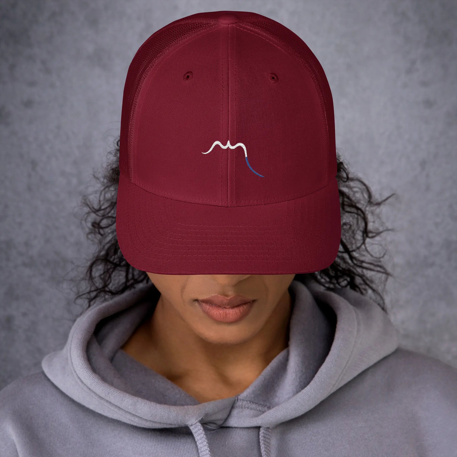 femme portant la casquette de camionneur respirante légère et réglable coloris rouge bordeaux logo blanc