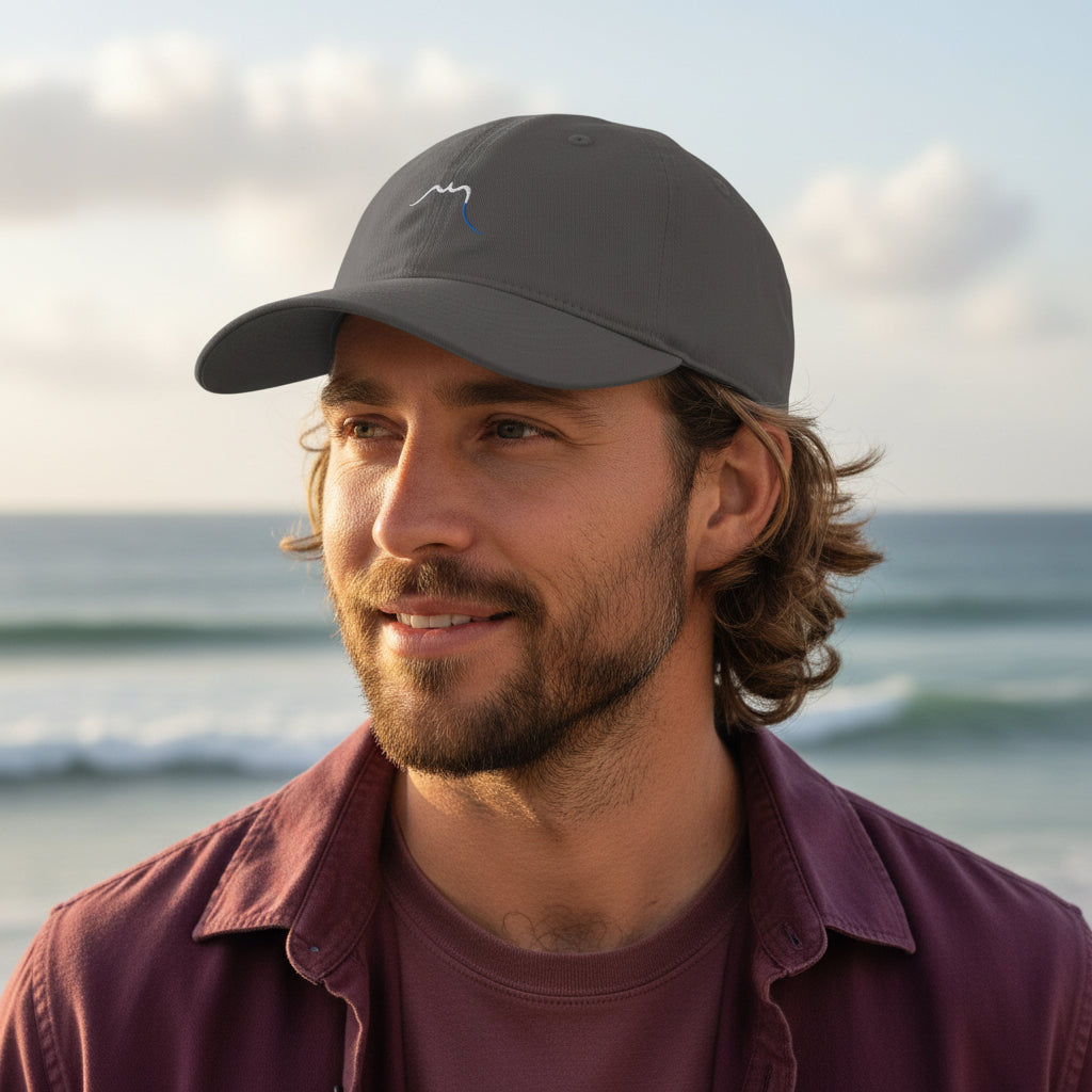 homme portant la casquette éco responsable en coton bio réglable coloris gris sur la plage