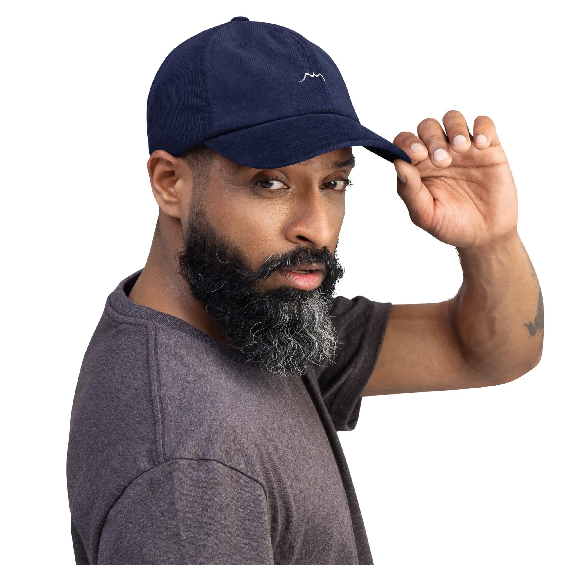 homme portant la casquette en velours côtelé réglable coloris bleu marine