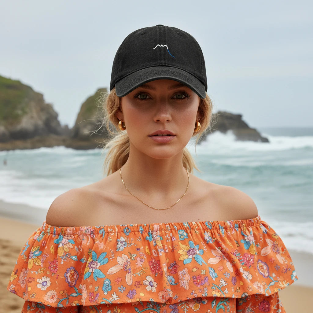 femme portant la casquette vintage en sergé de coton réglable coloris noir