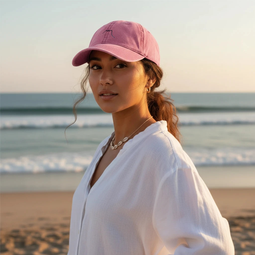 femme portant la casquette vintage en sergé de coton réglable coloris rose à la plage