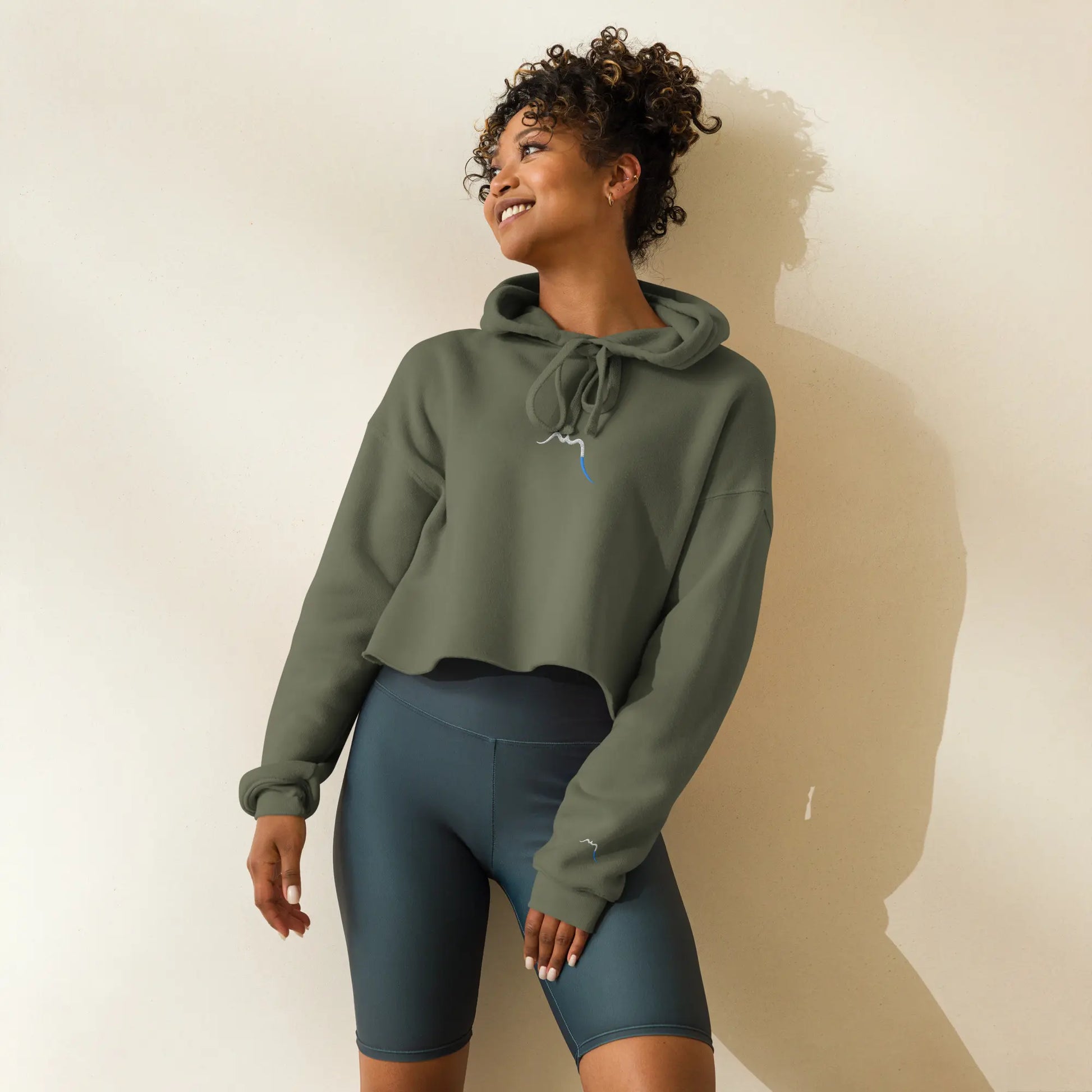crop-top hoodie brodé lesaka porté face coloris vert kaki
