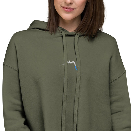 crop-top hoodie brodé lesaka porté gros plan broderie coloris vert kaki