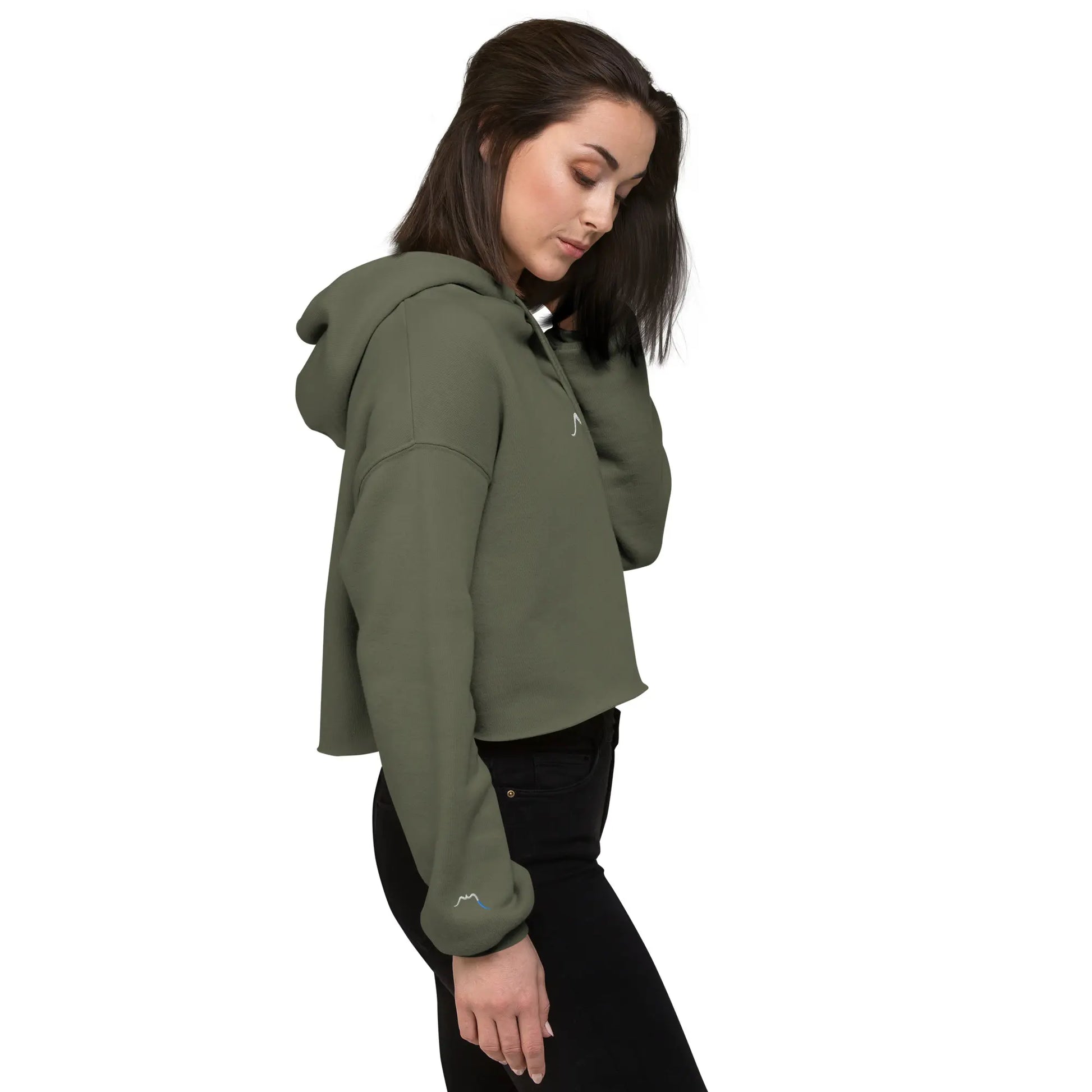 crop-top hoodie brodé lesaka porté vue broderie poignet côté droit coloris vert kaki