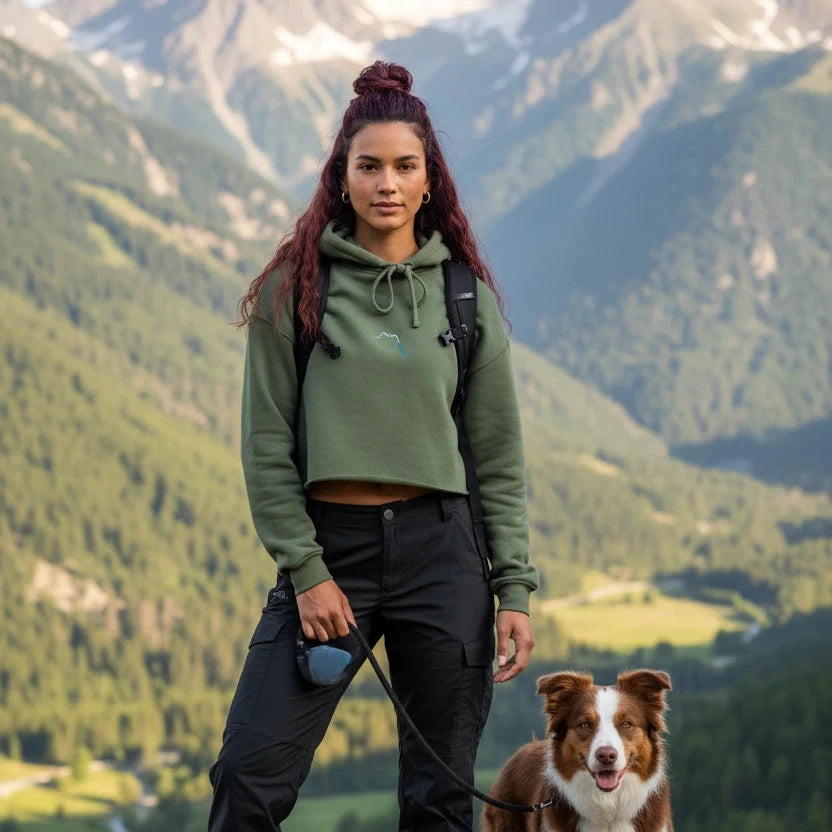 femme portant le crop-top hoodie brodé lesaka en randonnée à la montagne 