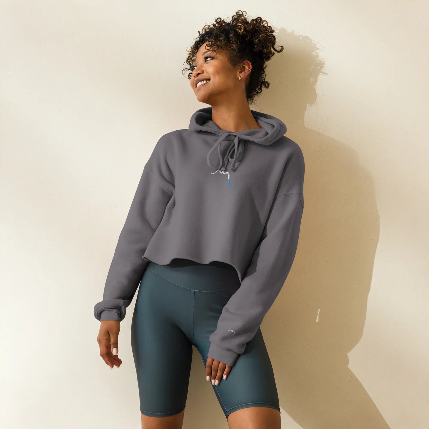 vue de face du crop-top hoodie brodé lesaka porté coloris gris