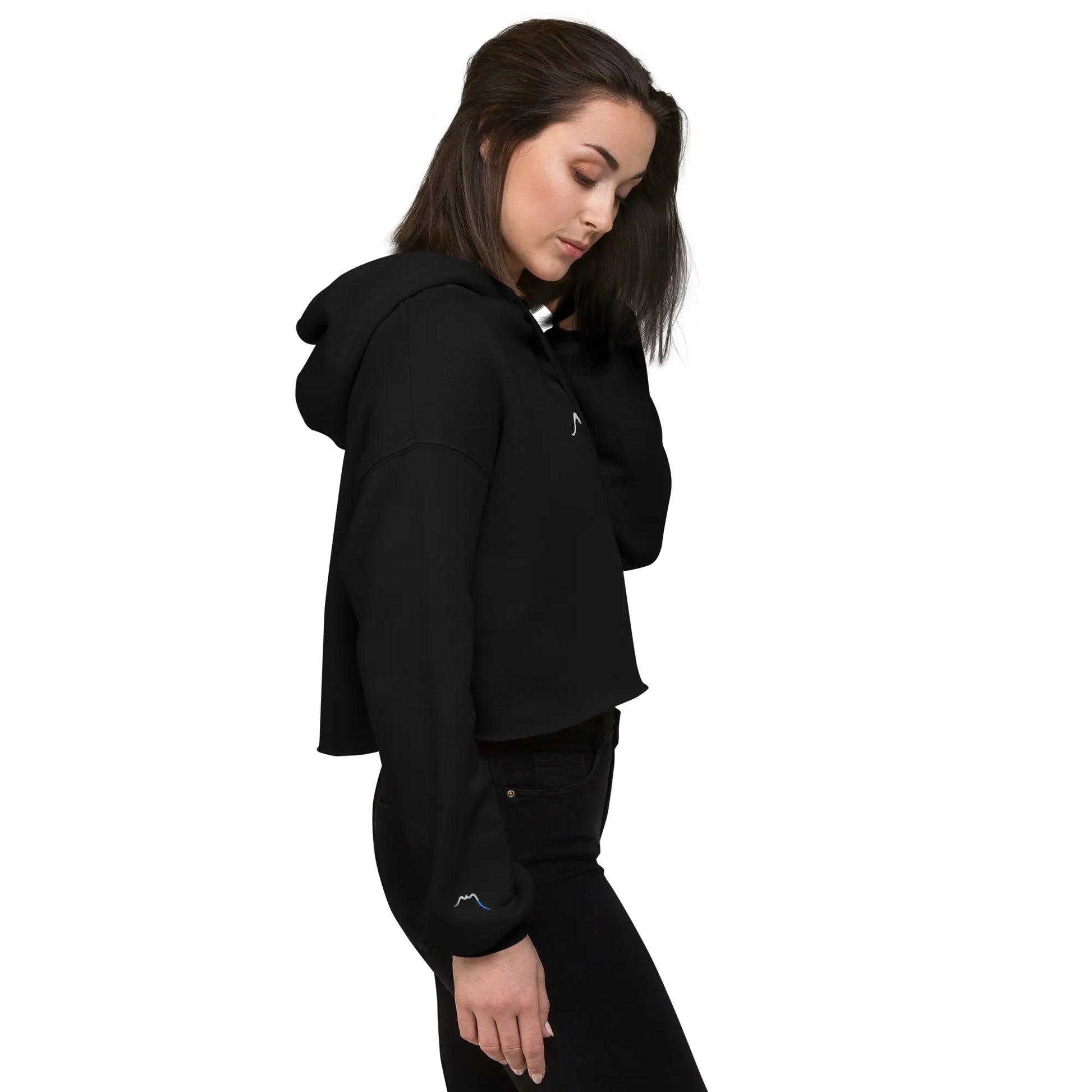 crop-top hoodie brodé lesaka porté vue broderie poignet côté droit coloris noir