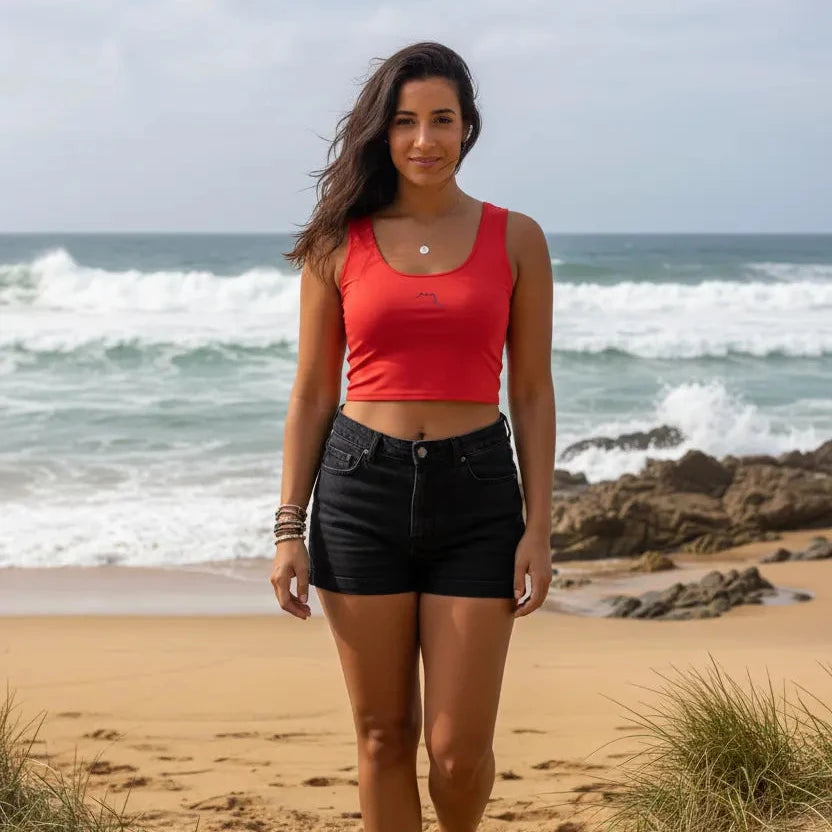 femme portant le crop top yesa coloris rouge à la plage