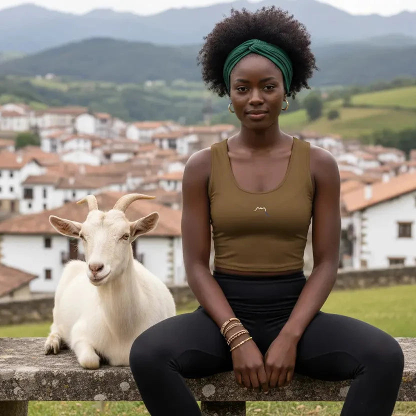 femme portant le crop top yesa coloris marron à la campagne
