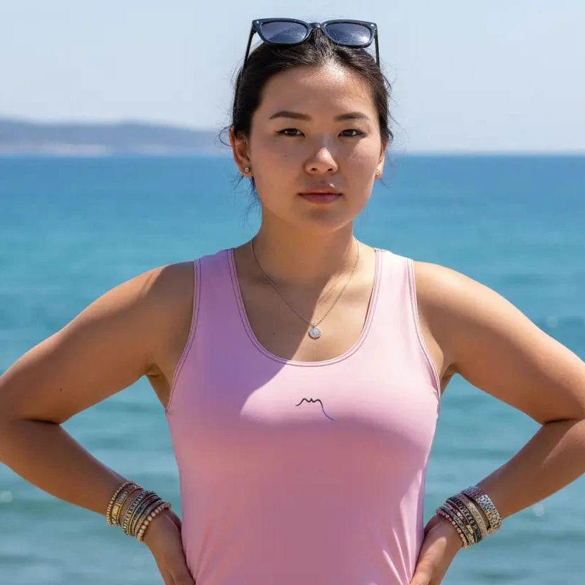 femme portant le débardeur angelu coloris rose devant l'océan