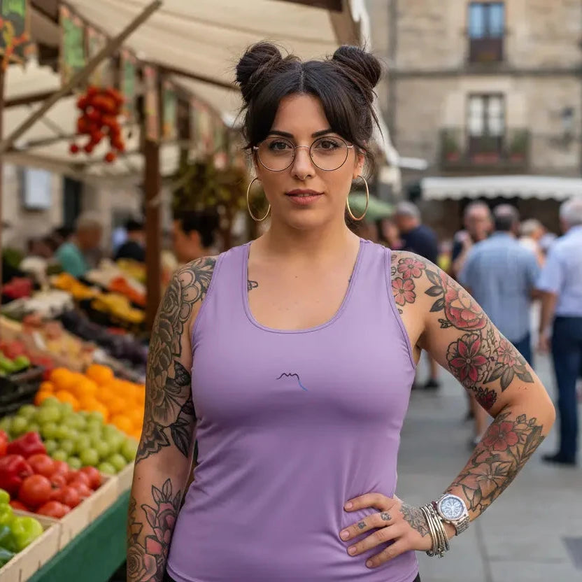 femme portant le débardeur angelu coloris mauve clair au marché d'un village