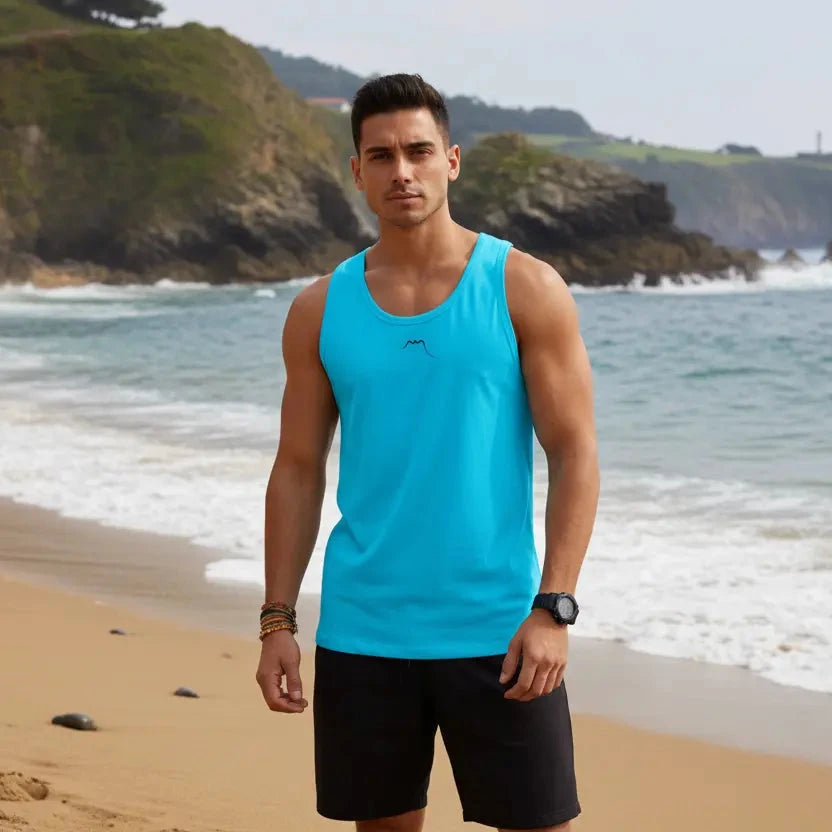 homme portant le débardeur aizkora coloris bleu ciel à la plage