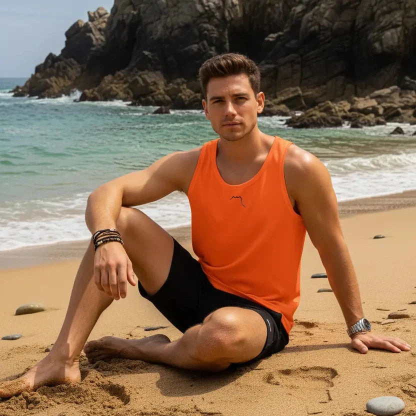 homme portant le débardeur aizkora coloris orange sur une plage