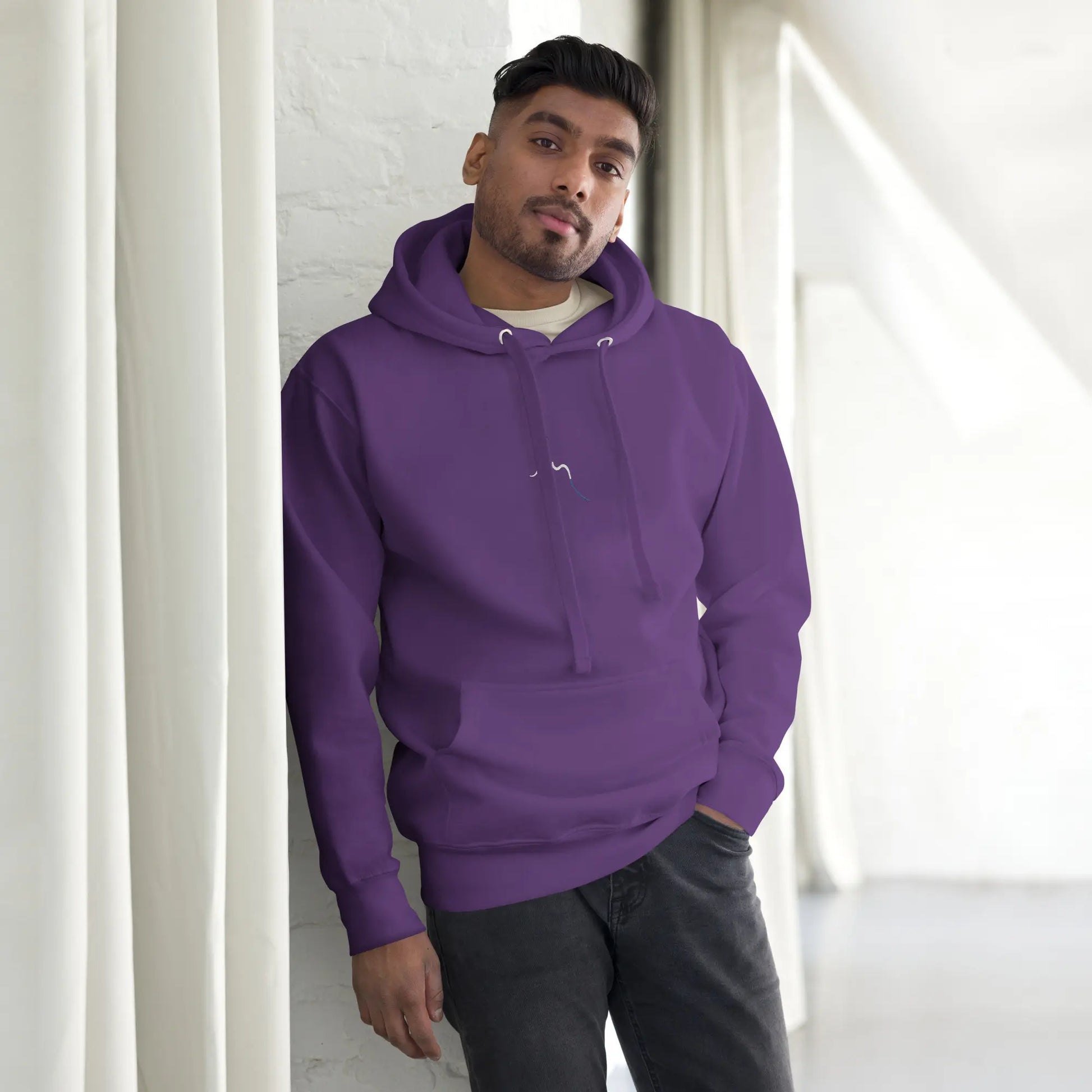 hoodie en coton bio negua porté face coloris violet