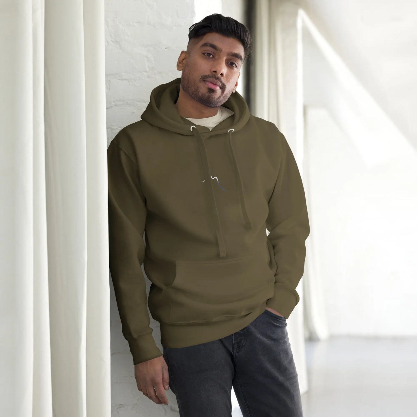 hoodie en coton bio negua porté face coloris vert kaki