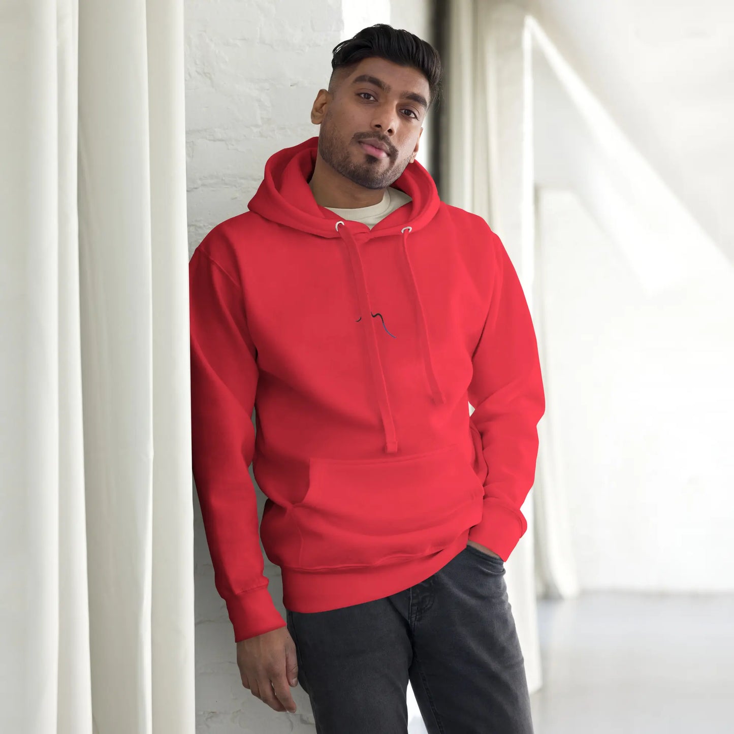 hoodie en coton bio negua porté face coloris rouge logo noir