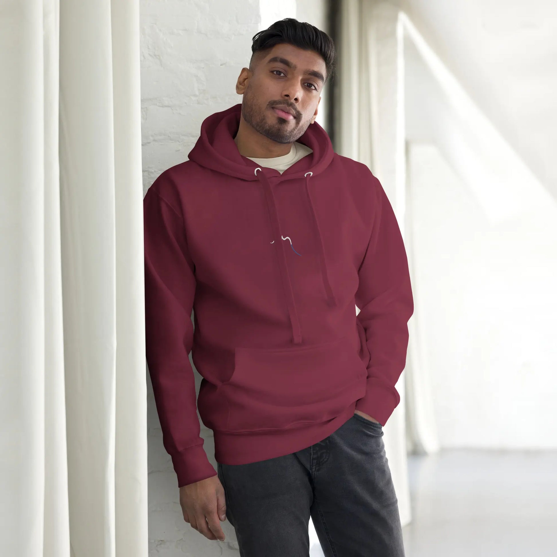 hoodie en coton bio negua porté face coloris rouge bordeaux