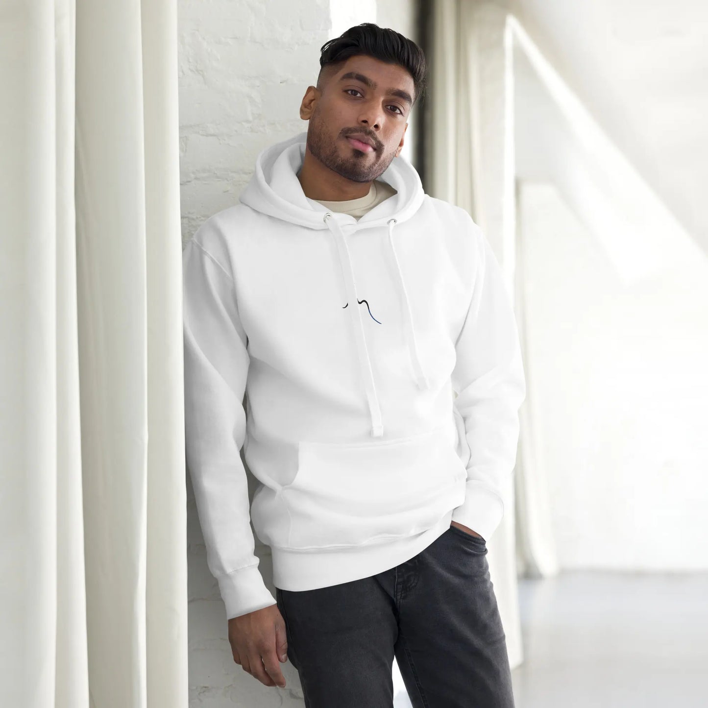 hoodie en coton bio negua porté face coloris blanc