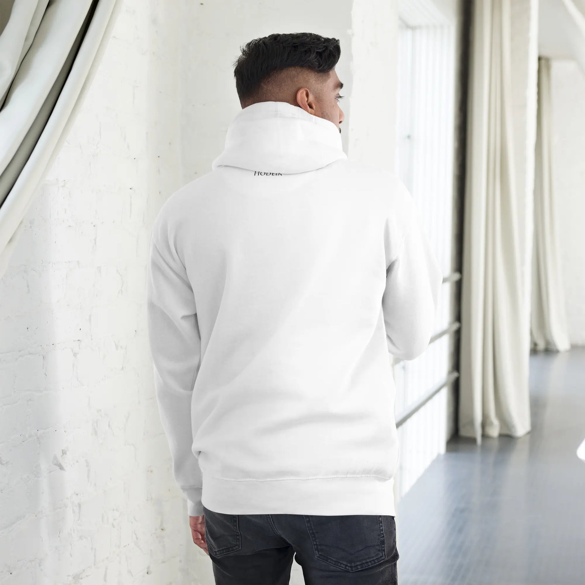 hoodie en coton bio negua porté dos coloris blanc
