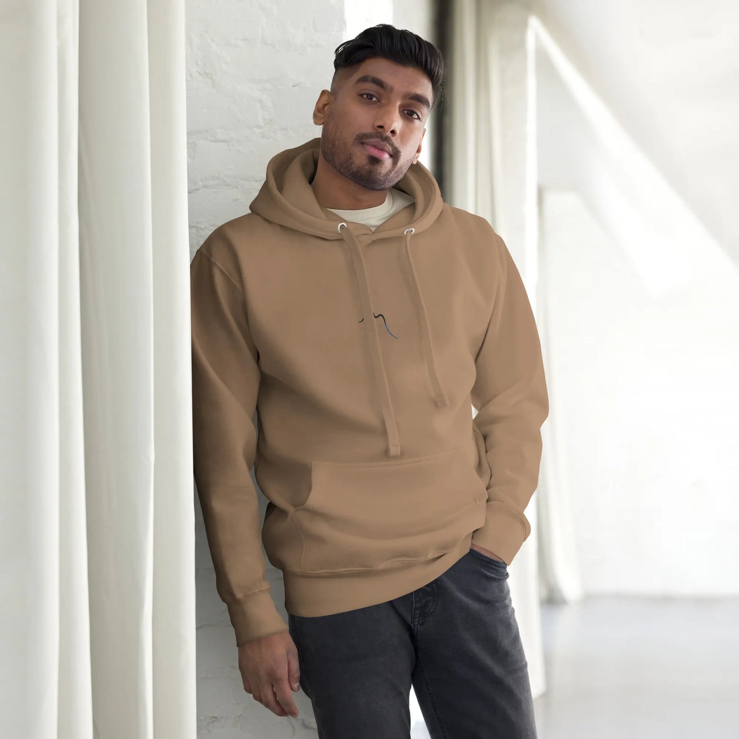 hoodie en coton bio negua porté face coloris brun