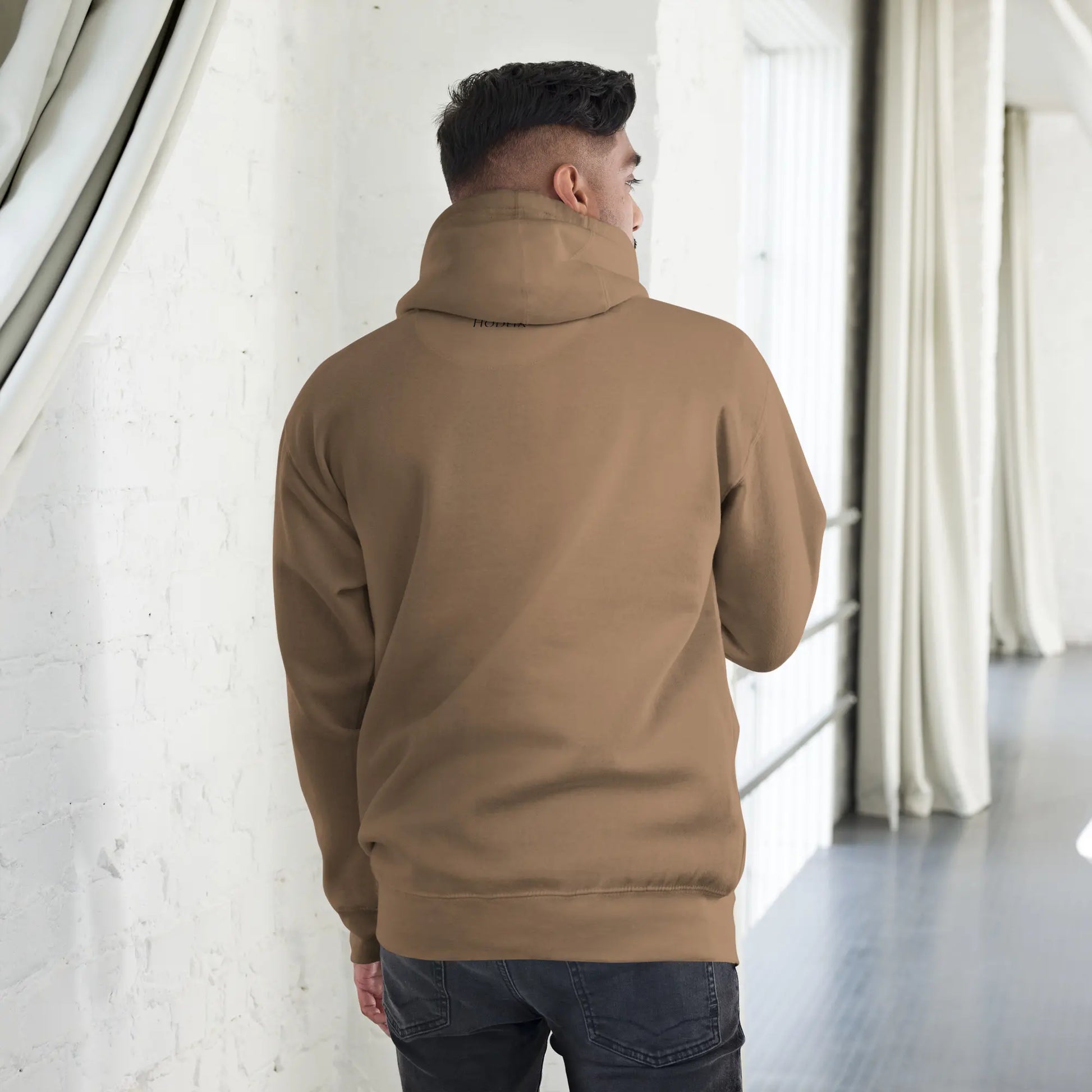 hoodie en coton bio negua porté dos coloris brun