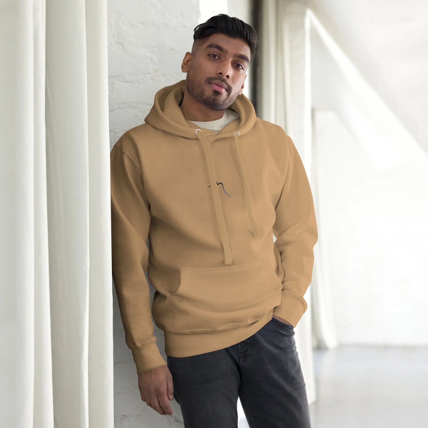 hoodie en coton bio negua porté face coloris beige