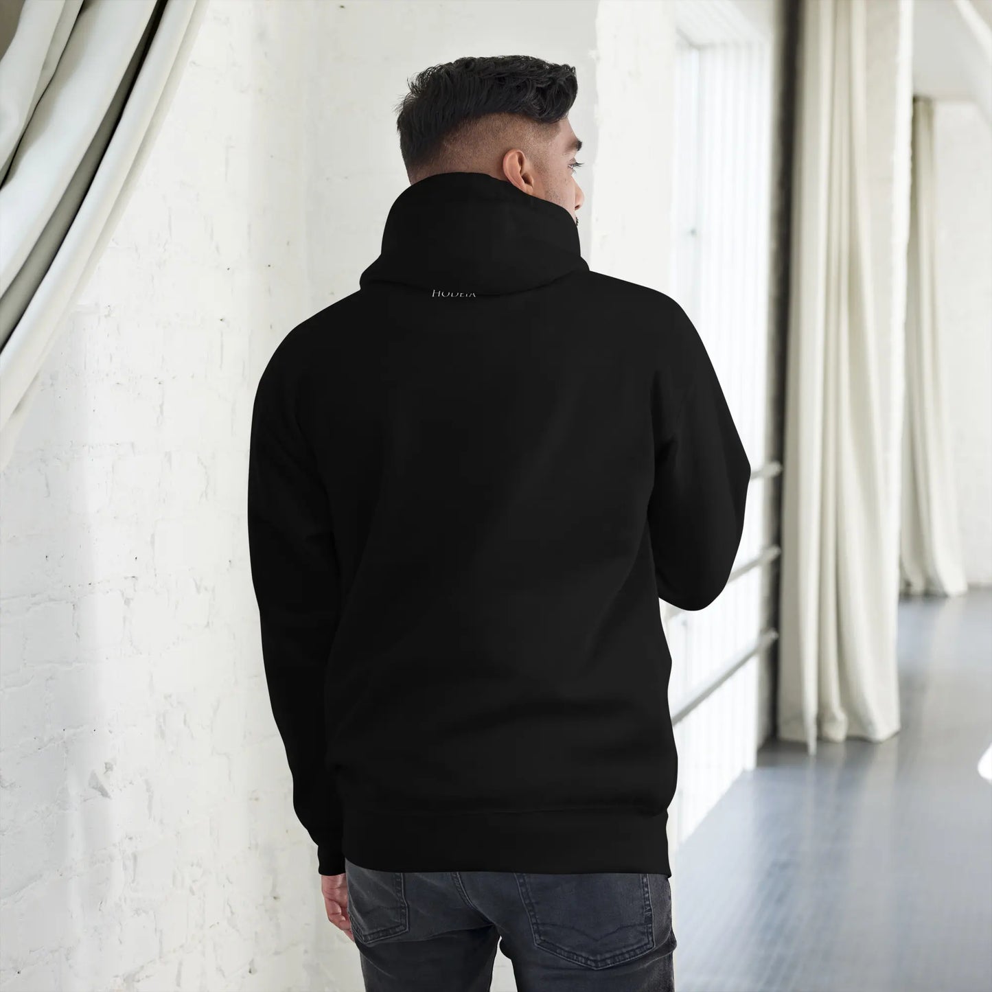 hoodie en coton bio negua porté dos coloris noir