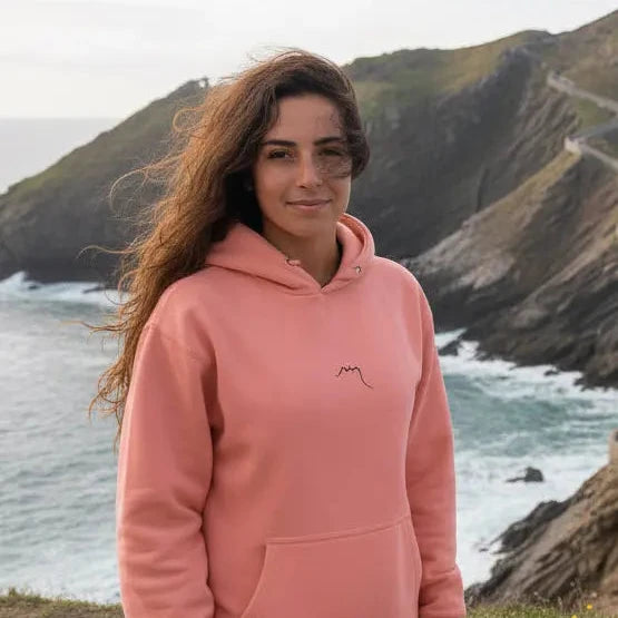 femme portant le hoodie negua coloris vieux rose foncé