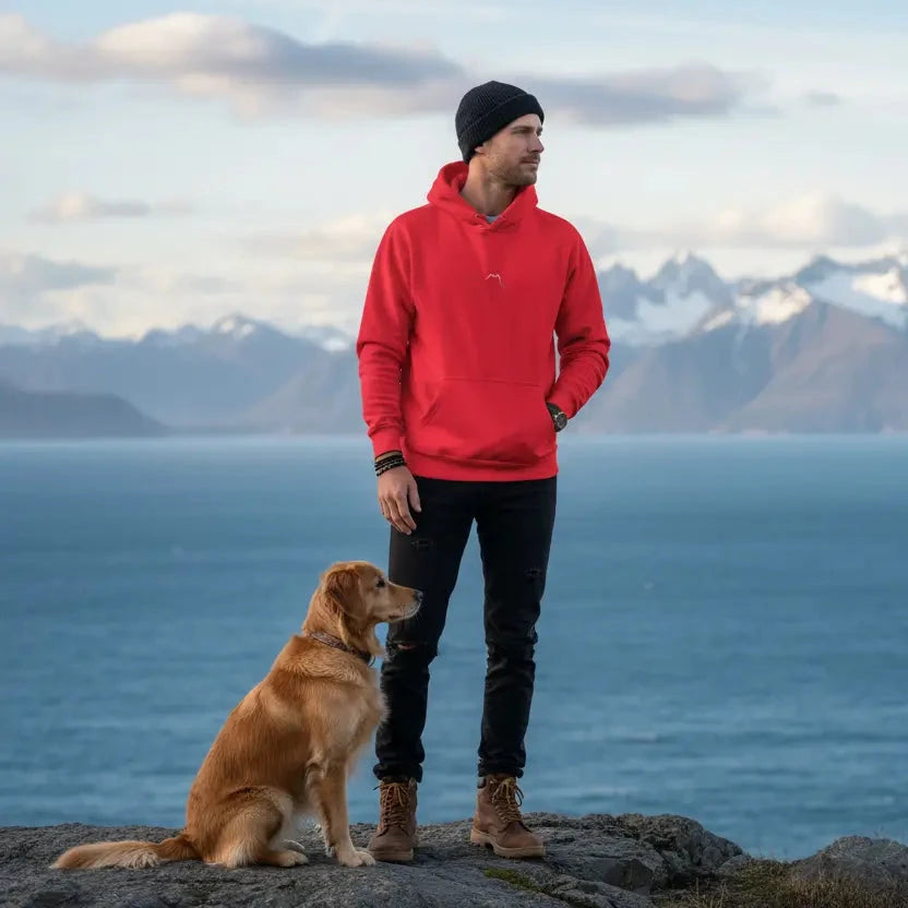 homme portant le hoodie negua coloris rouge logo blanc en pleine nature avec son chien