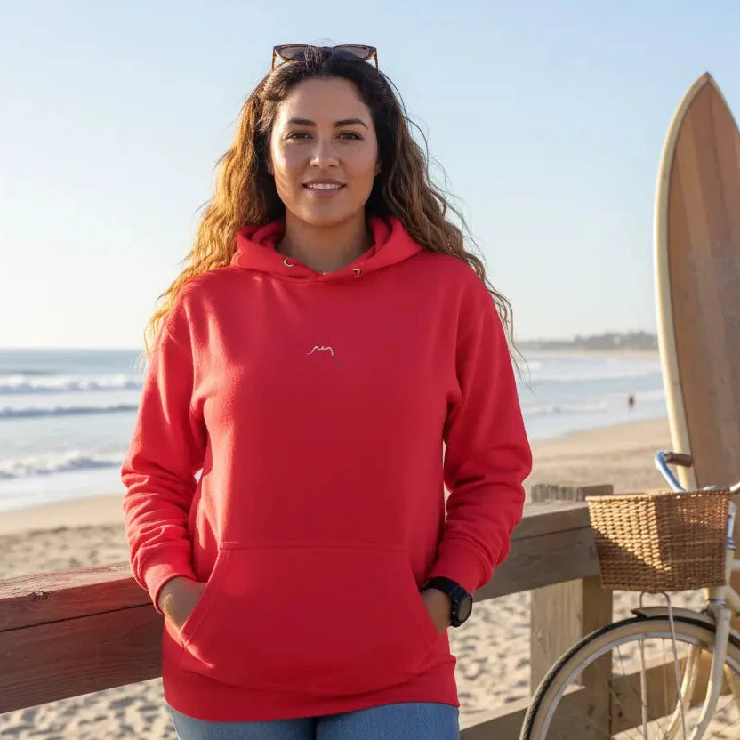 femme portant le hoodie negua coloris rouge logo blanc à la plage