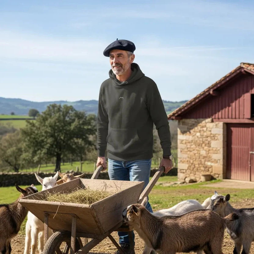 homme portant le hoodie en coton bio negua coloris anthracite à la ferme