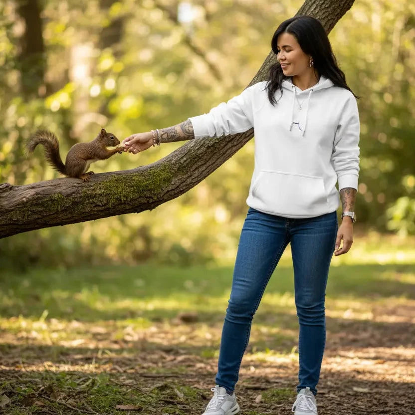 femme portant le hoodie sweat à capuche femme homme en coton biologique hotza coloris blanc en pleine nature