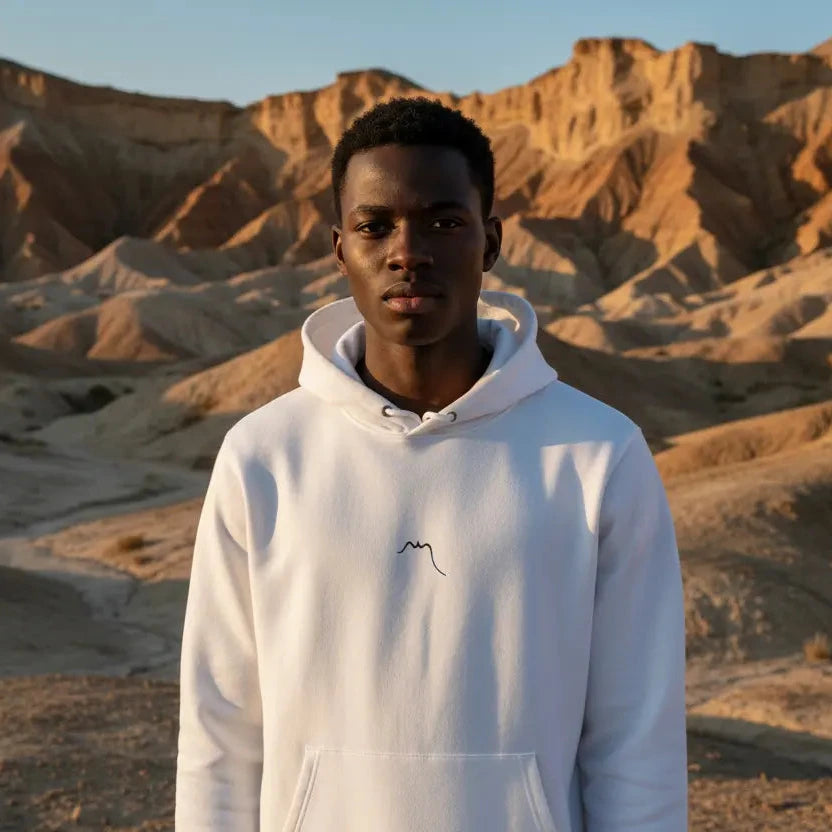 homme portant le hoodie sweat à capuche en coton bio ekaitza coloris blanc dans le desert des bardenas reales