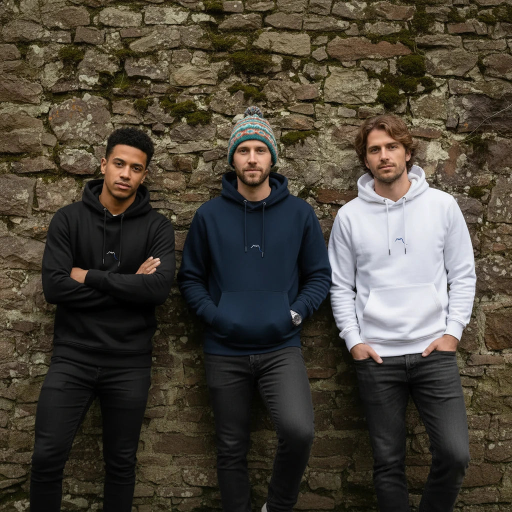 homme portant le hoodie sweat à capuche en coton bio ekaitza coloris bleu marine