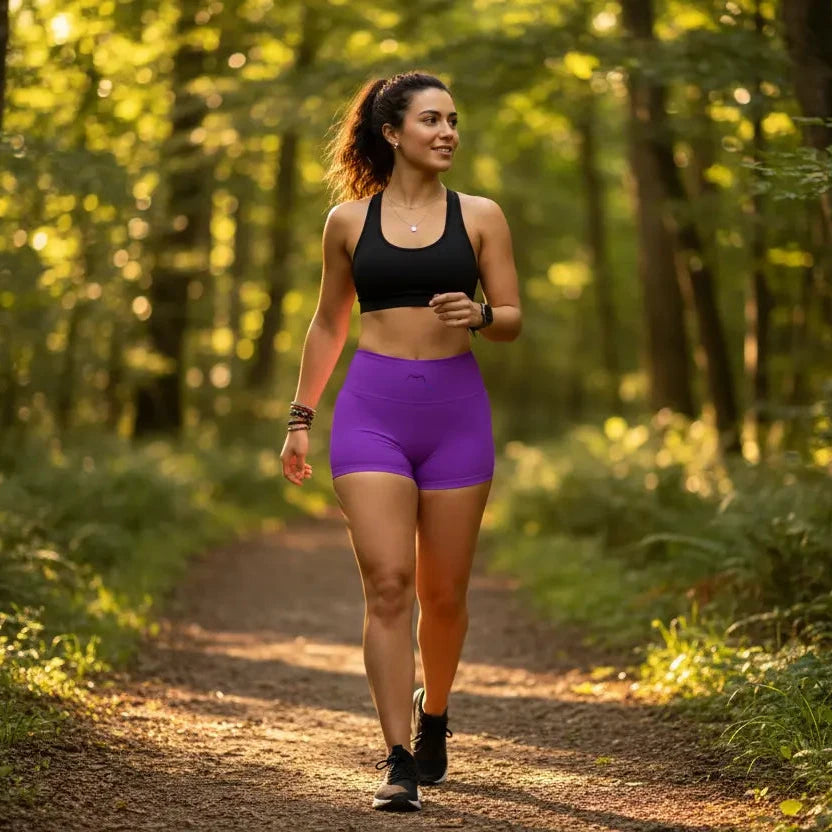 femme portant le legging short coloris mauve en forêt