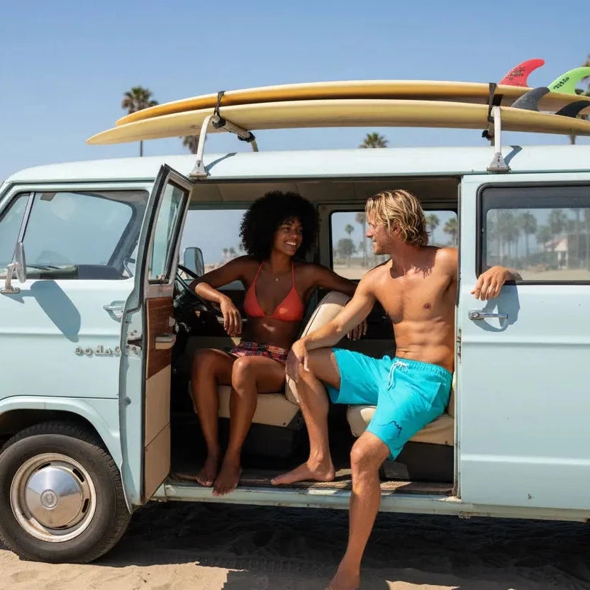 homme portant le maillot de surf indar coloris bleu ciel à la plage