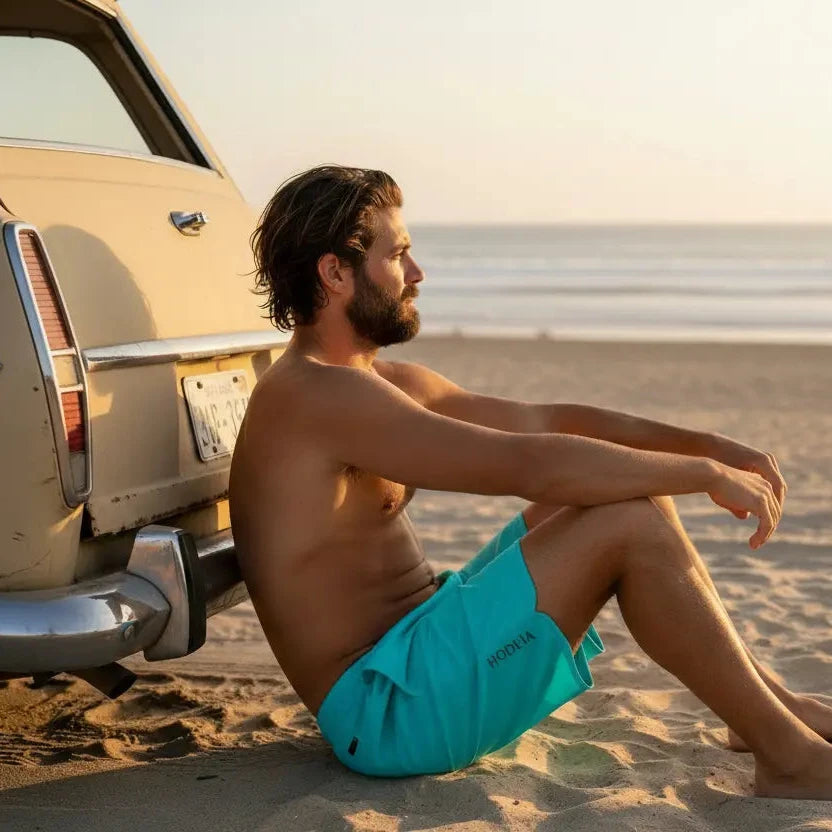 homme portant le maillot de surf indar coloris bleu ciel à la plage
