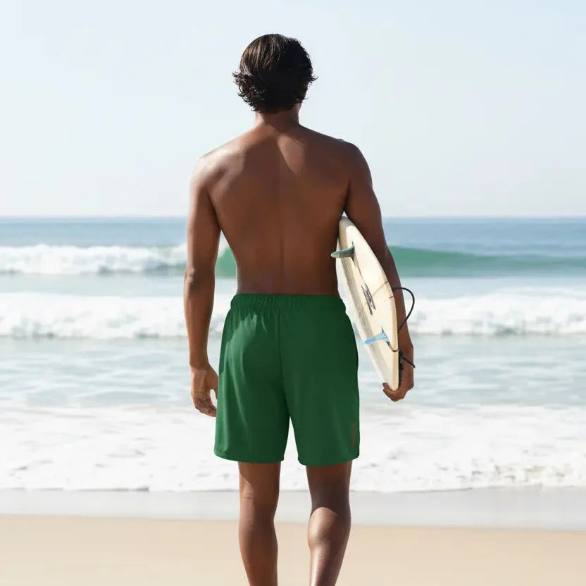 homme portant le maillot de surf indar coloris vert forêt à la plage