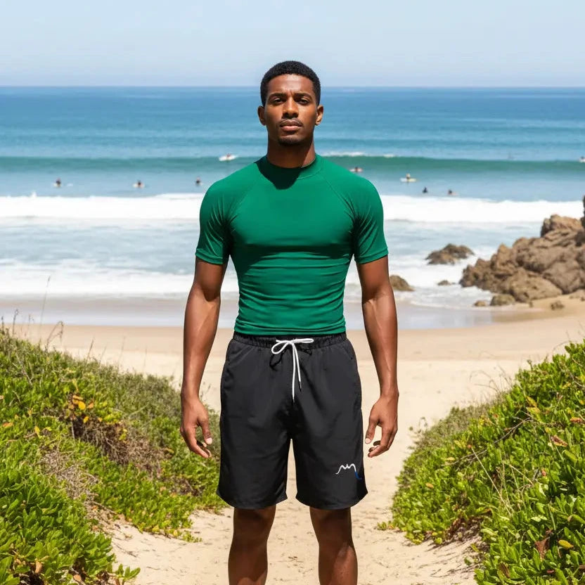 homme portant le maillot de surf indar coloris noir sur une plage