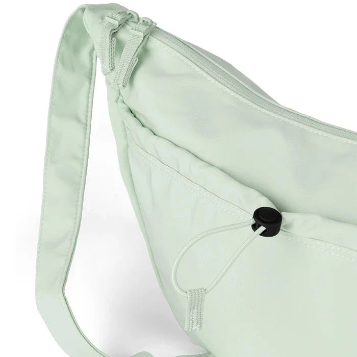 vue de près du sac bandouilère coloris vert pâle