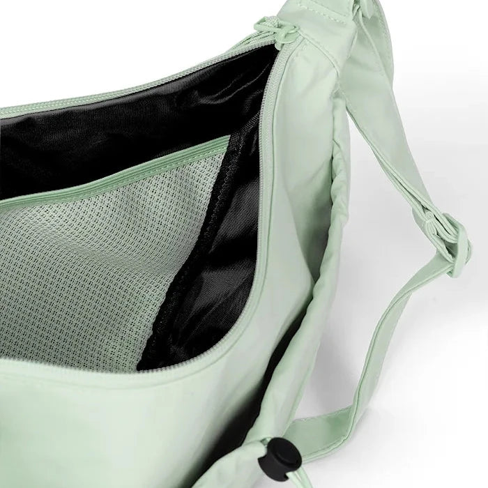 vue de près de l'intérieur du sac bandouilère coloris vert pâle