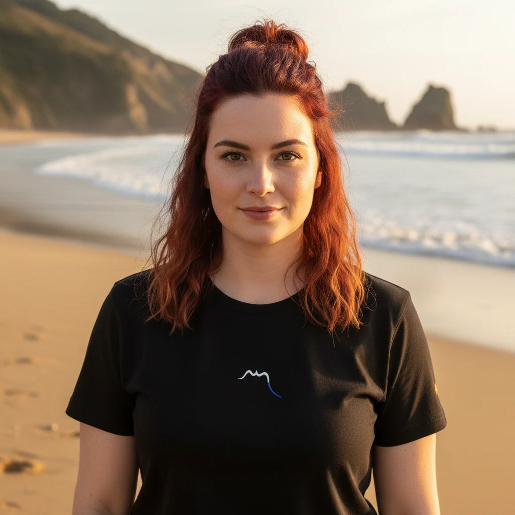 femme portant le t-shirt en coton bio ankaa coloris noir à la page