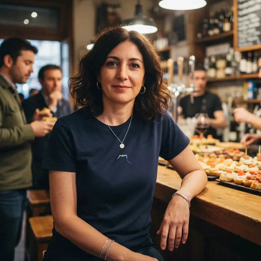 femme portant le t-shirt coton cintré femme insola coloris bleu marine dans un bar à tapas au pays basque