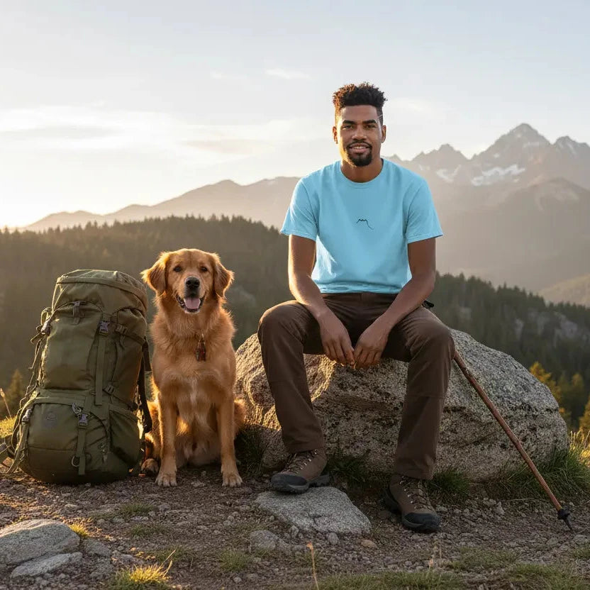homme portant le t-shirt coton femme homme l'ermite coloris bleu ciel en randonnée à la montagne